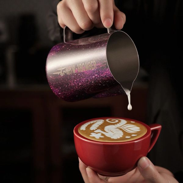 پیچر شیر استیل 600 میلی‌لیتری بمبر MHW‑3BOMBER ورژن 3 مدل کهکشانی (Galaxy) – پیچر حرفه‌ای لاته آرت با دهانه گرد