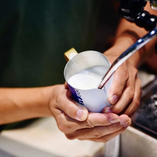 پیچر شیر 400 میلیلیتری برویستا مدل Nasty Jug – پیچر حرفهای لاته آرت با دهانه V شکل و بدنه بیضی