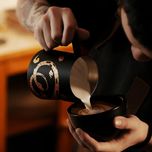 پیچر شیر 500 میلی‌لیتری بمبر MHW‑3BOMBER ورژن 5 مدل Year of the Snake – پیچر حرفه‌ای لاته آرت با دهانه کروکودیلی