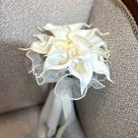 دسته گل شسپوری لمسی 20 شاخه با با تور پلیسه ای