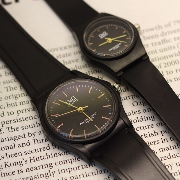 ساعت Q&Q صفحه مشکی