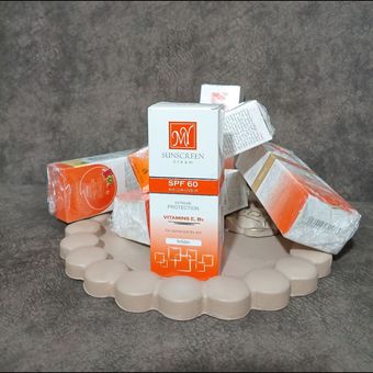 ضد آفتاب رنگی spf60 مناسب پوست نرمال و خشک