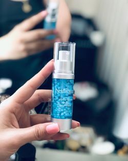 آبرسان و روشن کننده نوتروجینا Hydro Boost Revitalizing Serum Capsule ———— .