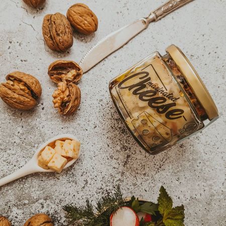 پنیر سیامزگی طعم‌دار شده در روغن زیتون اصیل