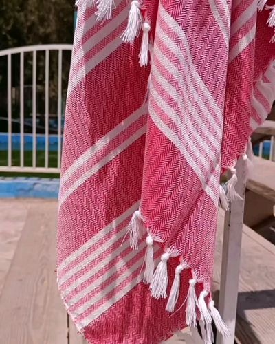 حوله حمام دستباف ریسما با طراحی سفارشی در دو رنگبندی آبی و قرمز - شماره 65/01