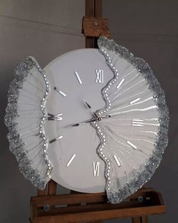 ساعت دیواری رزینی طرح سلین