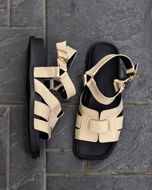 🦋صندل الی 🩶