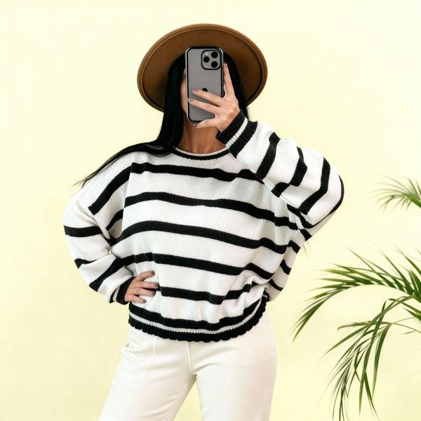 پلیور بافت راه راه زنانه یقه گرد (در دو رنگ سفید مشکی و زرشکی)