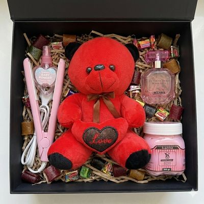 باکس کادو زنانه خاص | عروسک + ادکلن + آرایشی