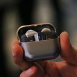هدفون بلوتوثی سامسونگ مدل Galaxy Buds3 Pro دارای نویز کنسلینگ فعال (ANC)، درگاه شارژ USB Type-C، شارژ بی سیم، با قابلیت اتصال به