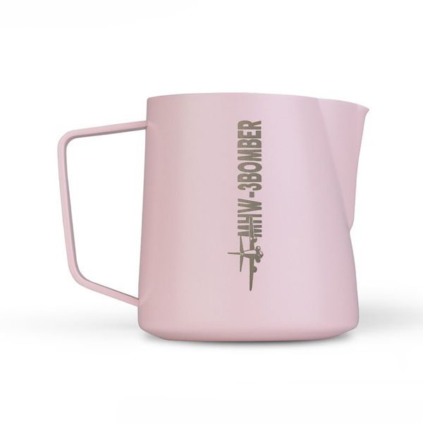 پیچر شیر استیل 600 میلی‌لیتری بمبر MHW-3BOMBER ورژن 5 – پیچر حرفه‌ای لاته آرت با دهانه کروکودیل و بدنه ارگونومیک