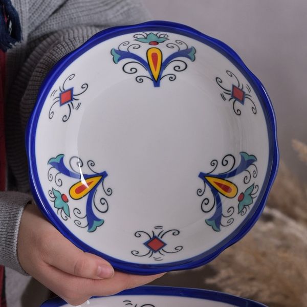 کاسه سفید لبه آبی