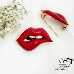 سنجاق سینه طرح لب قرمز طرح مدرن کد 20125