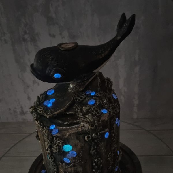 جاعودی آبشاری طرح نهنگ با پایه طبیعی چوبی