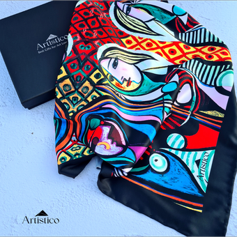 مینی اسکارف دختر مقابل آینه