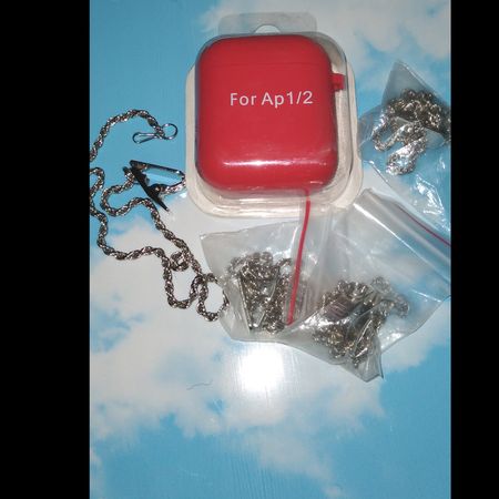 کاور ایرپاد سیلیکونی Airpod 1/2 به همراه آویز و زنجیر رنگ قرمز