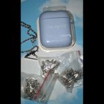 کاور ایرپاد سیلیکونی Airpod 1/2 به همراه آویز و زنجیر رنگ بنفش کمرنگ