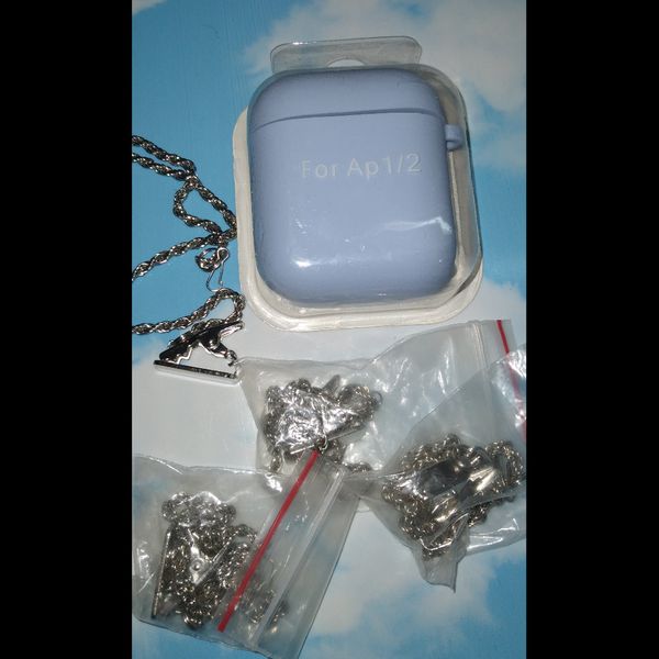 کاور ایرپاد سیلیکونی Airpod 1/2 به همراه آویز و زنجیر رنگ بنفش کمرنگ