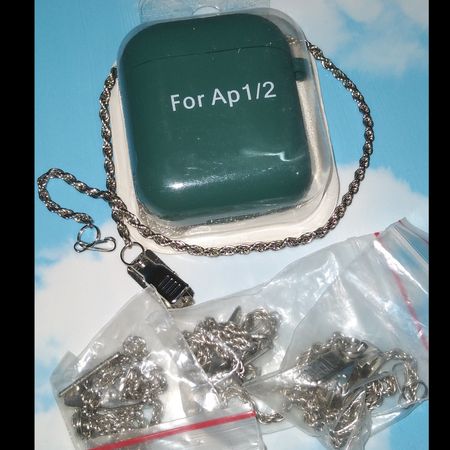کاور ایرپاد سیلیکونی Airpod 1/2 به همراه آویز و زنجیر رنگ سبز