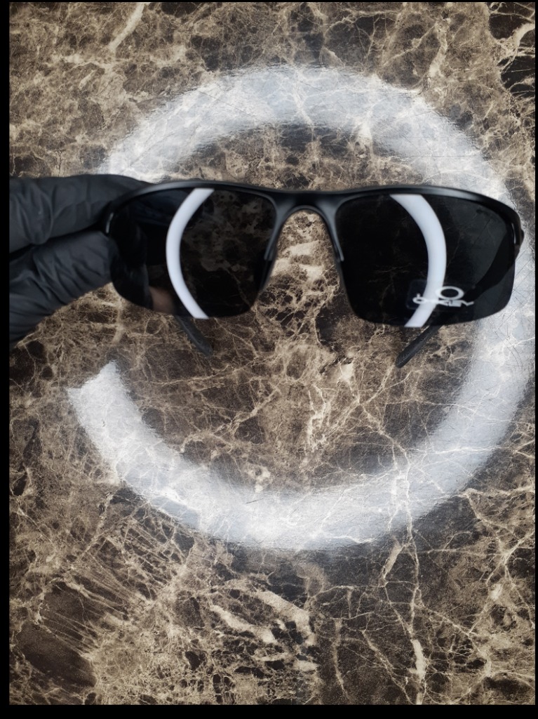 عینک آفتابی مردانه اوکلی - فریم مشکی مقاوم با لنز تیره پلاریزه  Oakley Men's Sunglasses