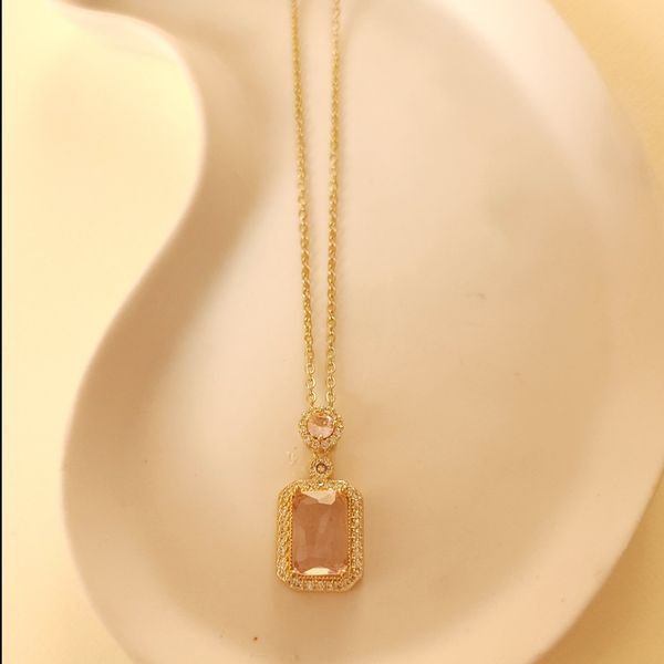 گردنبند مه صورتی