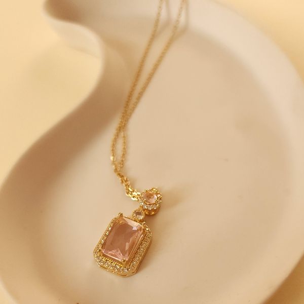 گردنبند مه صورتی