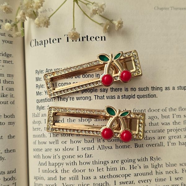 گیره فلزی آلبالویی