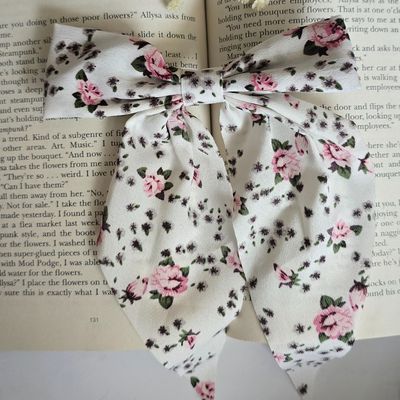 گیره انبری گل گلی سفید