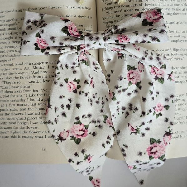 گیره انبری گل گلی سفید