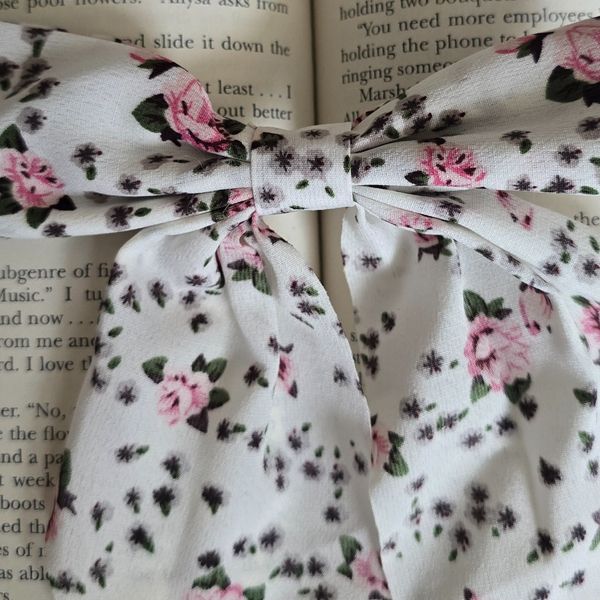 گیره انبری گل گلی سفید