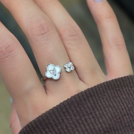 انگشتر زنانه گل نگین دار فری سایز (رنگ ثابت)