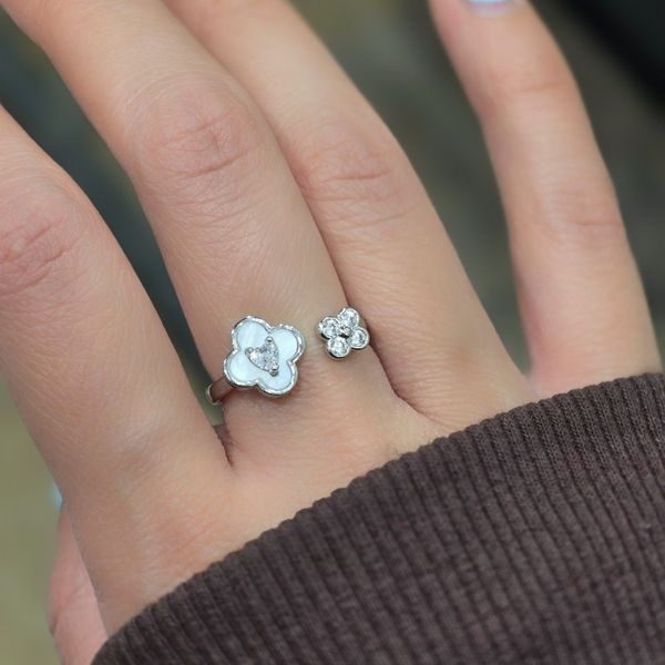 انگشتر زنانه گل نگین دار فری سایز (رنگ ثابت)