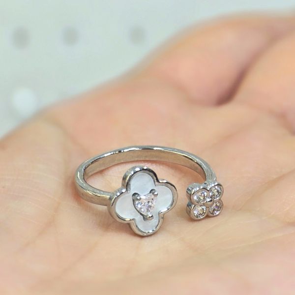 انگشتر زنانه گل نگین دار فری سایز (رنگ ثابت)