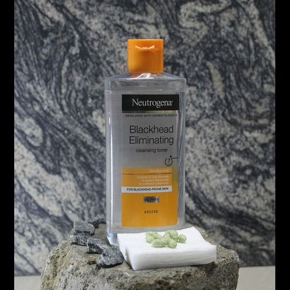 تونر ضد جوش سر سیاه نوتروژنا Neutrogena Blackhead Eliminating Facial Toner 200 M