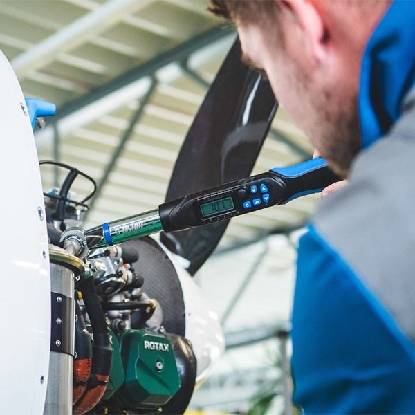 ترکمتر دیجیتال یونیور مدل 266 رنج 6.8 تا 135 نیوتن متر درایو 1/2 اینچ