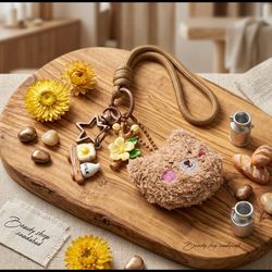 چارم بگ تدی قهوه‌ای و گل و میز غذا