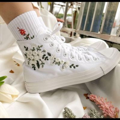 کفش زنانه آلستار گلدوزی شده با دست طرح وایت پیونی