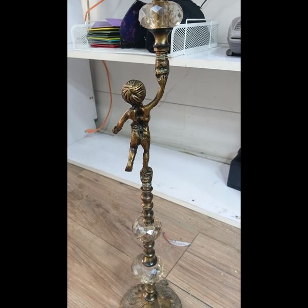 شمعدان برنزی آنتیک و نفیس با طراحی کلاسیک اروپایی
