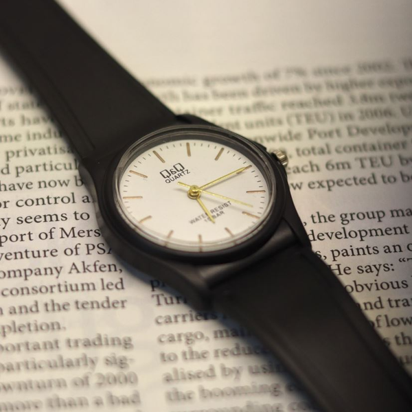 ساعت Q&Q صفحه سفید