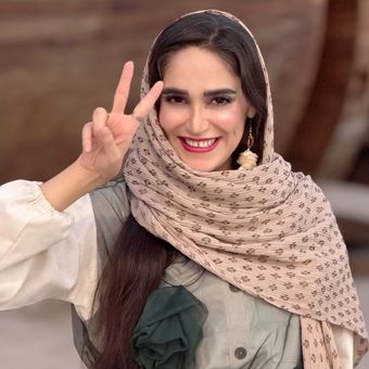 شال پلیسه برشکا وارداتی کرم قهوه ای نخی پاییزه پوم پوم دار