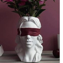 گلدان دختر چشم بسته