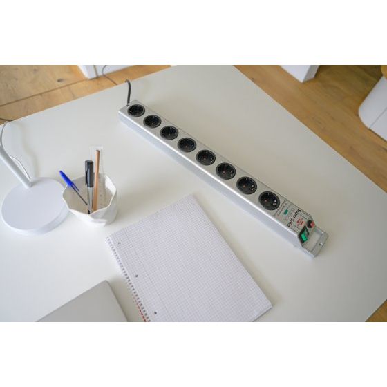 چند راهی برق ,محافظ ولتاژ و محافظ شوک 8 خانه برند برننشتول مدل سوپر سالید Brennenstuhl Super-Solid