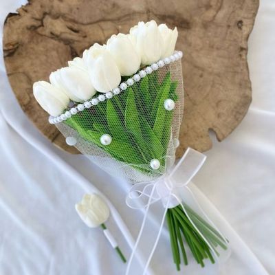 دسته گل لاله لمسی همراه با گل جیب داماد 21 شاخه