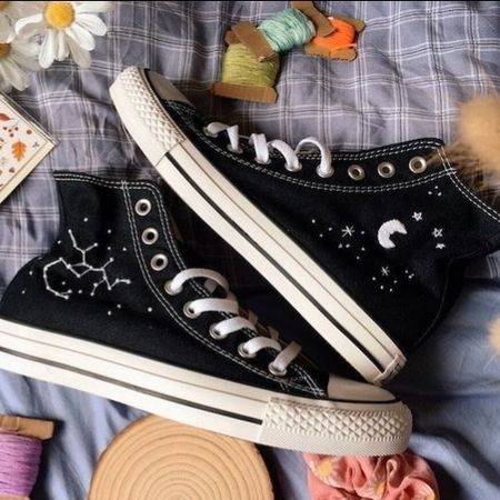 کفش زنانه و مردانه آلستار گلدوزی شده با دست طرح اسپیس