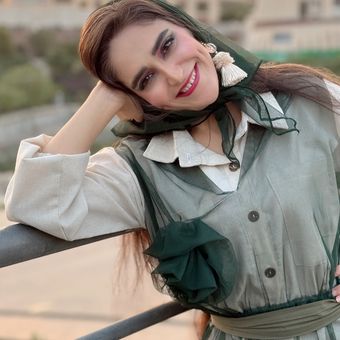 پیراهن توری سبز وینتیج با گلسینه رز با رنگبندی