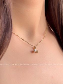 گردنبند استیل زنانه با آویز مروارید و گوی نگین‌دار طلایی (طرح گیلاس)