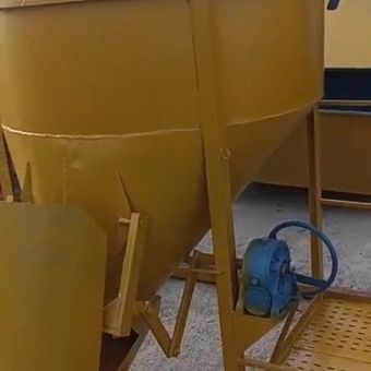 باکت بتن‌ریزی 2500 لیتری تخلیه از بغل گیربکسی با جای نفر