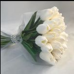 دسته گل لاله لمسی 25 شاخه با تور سفید