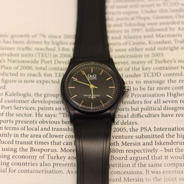 ساعت Q&Q صفحه مشکی