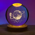 گوی شیشه ای ماه و دختر